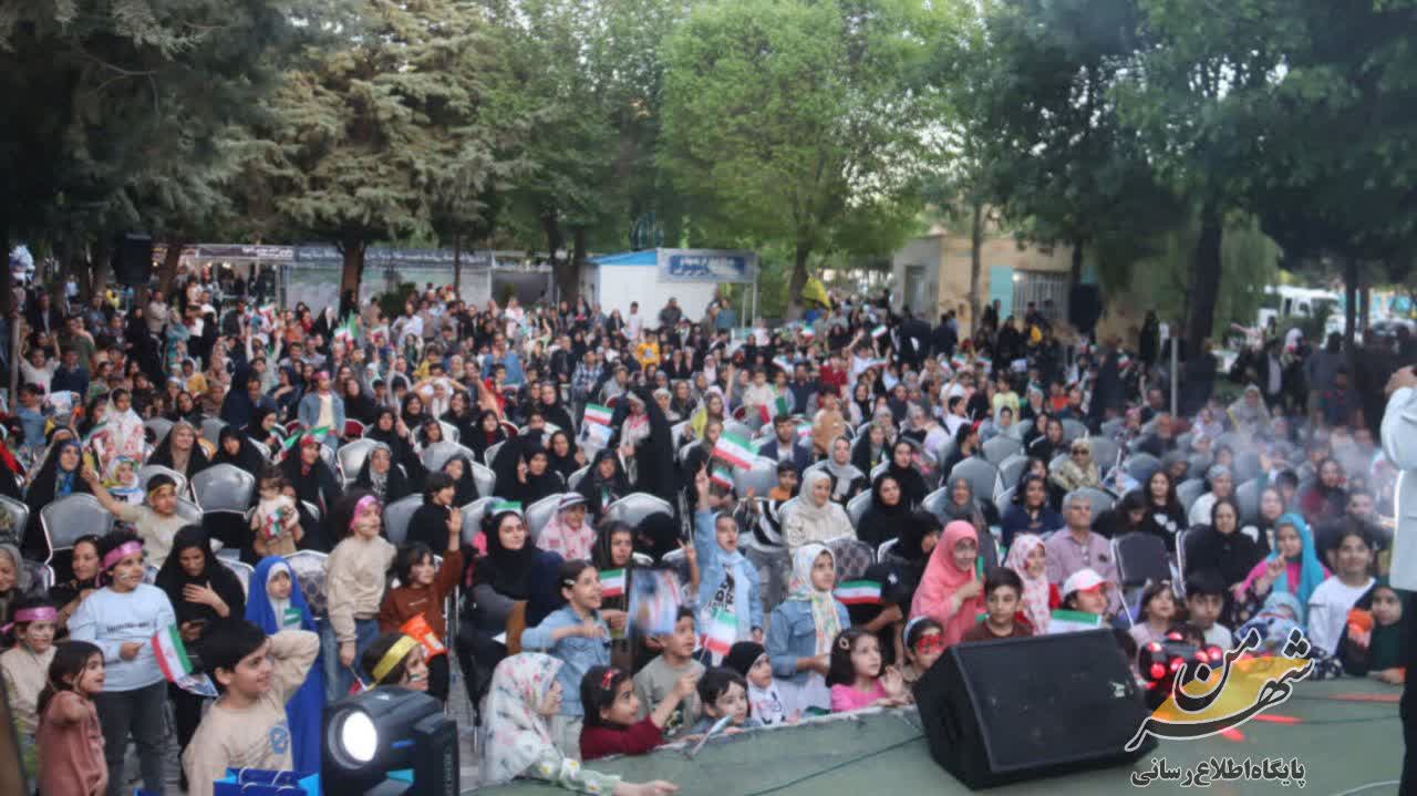 پرچمداری کودکان کرمانشاهی در رژه نمادین کاروان خودرویی